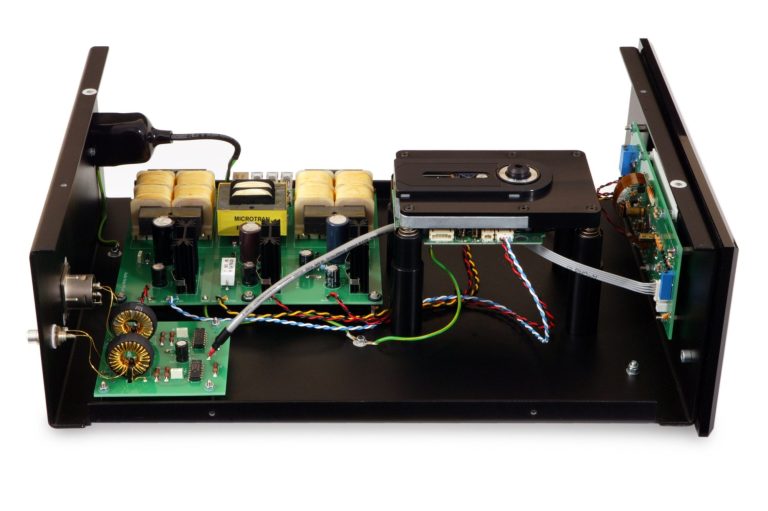 Innenansicht eines Audio Note (UK) CD-Laufwerkes mit Platinen, CD-Laufwerk und Kabeln.