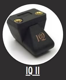 Schwarzes Tonabnehmersystem mit goldenen Gewindeeinsätze und „IQ II“-Aufschrift.