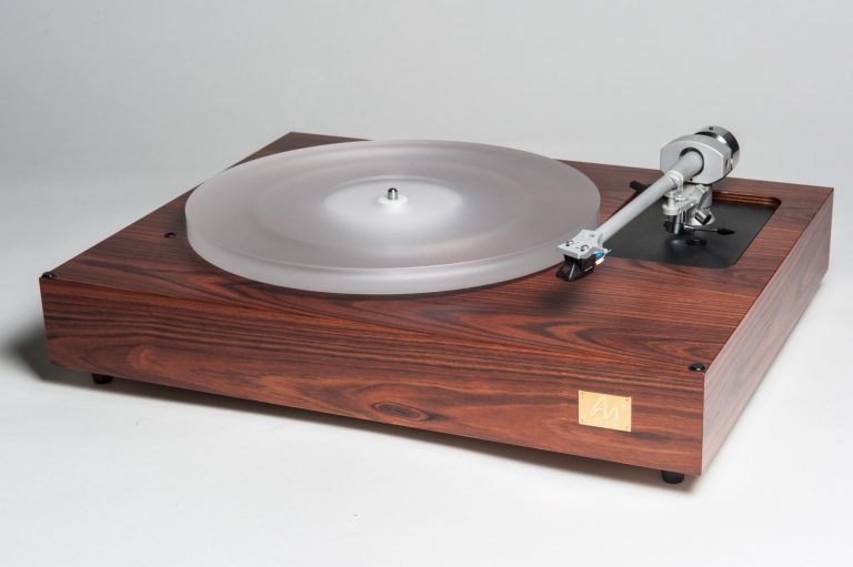Analoge Plattenspieler mit Holzgehäuse, Plattenteller aus Acryl und silbernen Tonarm.