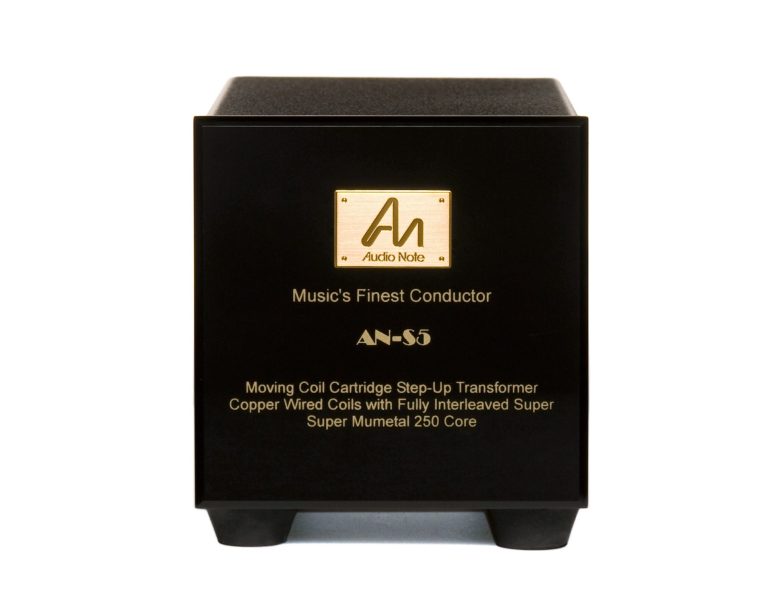 Schwarzer Step-up-Transformer mit goldener Beschriftung, Audio Note Modell AN-S3.