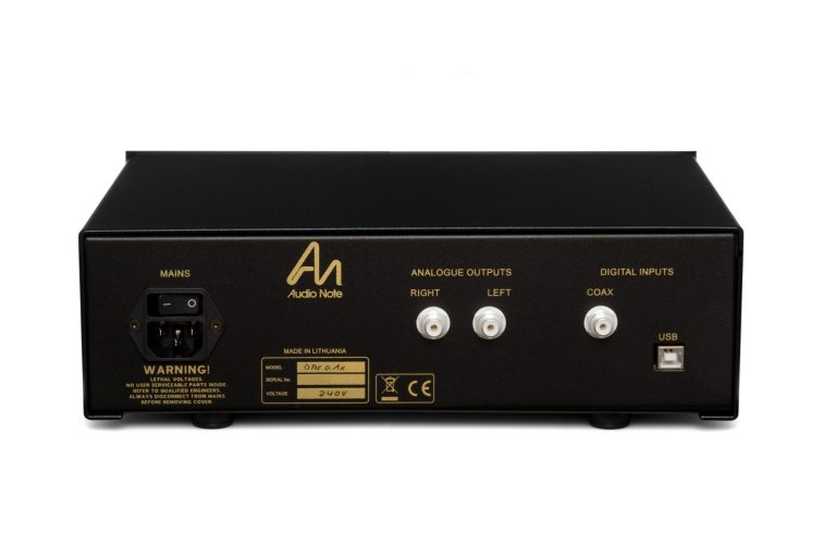 Rückansicht der Audio Note (UK) DAC 0.1x im schwarzes Gehäuse mit diversen Anschlüsse.
