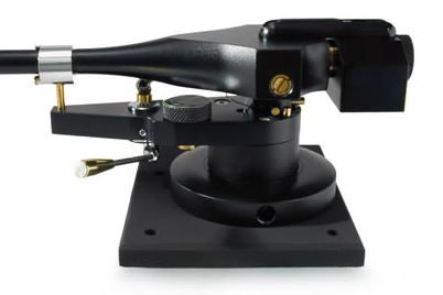 Seitliche Nahaufnahme des Tonarmlagers einen schwarzen Tonarm Arm AN-1S in Vollansicht mit Audio Note (UK) AN-Vx Silber NF-Kabel.