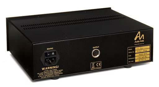 Schwarzes elektronisches Netzteil mit Anschluss und Kennzeichnungslabel.