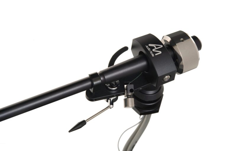 Nahaufnahme einen schwarzen Tonarm mit silbernen Gegengewicht und graues AN-V NF-Kabel