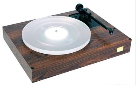 Plattenspieler mit Holzkorpus und transparentem Plattenteller.