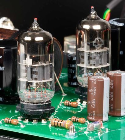 Innenleben einer CD-Spieler von Audio Note UK mit Vakuumröhren und elektronische Bauteile auf einer Leiterplatte.