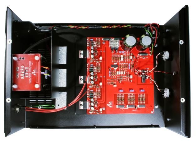 Rote elektronische Schaltung in einem schwarzen Gehäuse mit verschiedenen Komponenten.