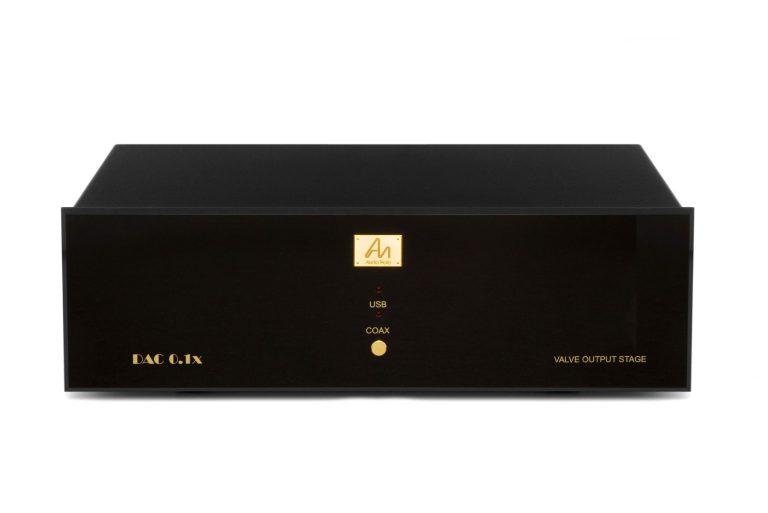 Schwarzer Digital/Analog Wandler mit schwarzer Front, goldener Aufschrift und einem zentralen Steuerknopf.