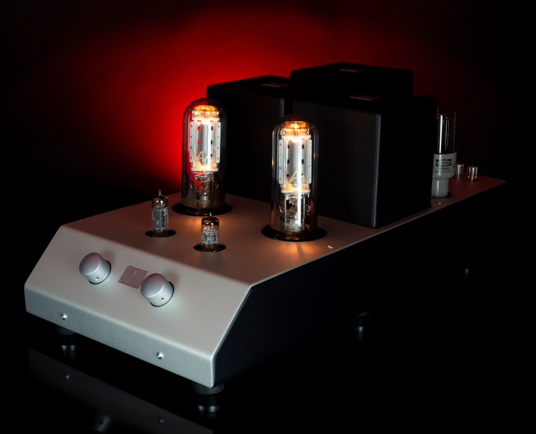 Röhrenverstärker mit glühenden 211 Trioden-Röhren und runden Reglern auf rotem Hintergrund.