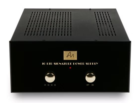 Schwarzes Netzteil für MC-Tonabnehmer "IO Ltd.", mit zwei goldene Bedienknöpfe, goldenem Beschriftung und Lüftungsschlitze im Deckel.