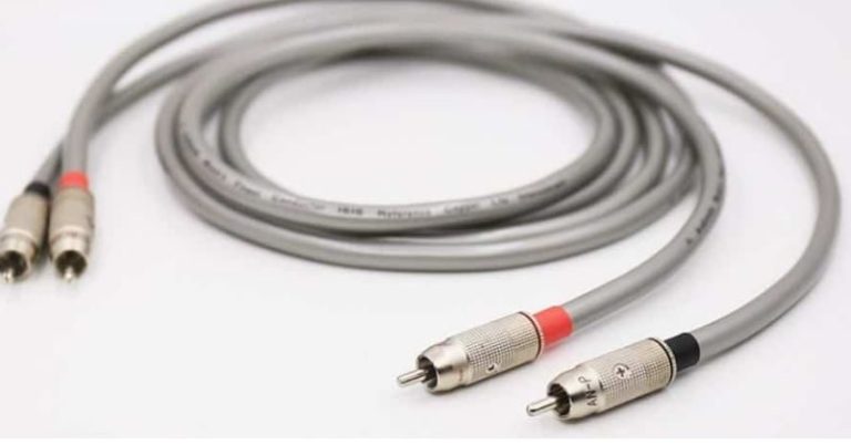 Gelbees NF-Kabel mit zwei Metallsteckern in Rot und Schwarz, für Audioanschlüsse.