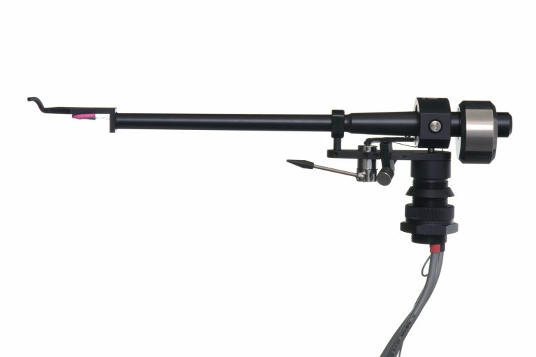 Ein analogen Tonarm, schwarz eloxiert und mit silberne Anschlusskabel.