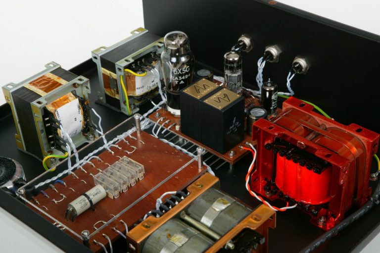 Detailansicht einer Schaltung mit Röhren, Transformatoren und elektrischen Verbindungen in Audio Note CDT-Six Power Supply