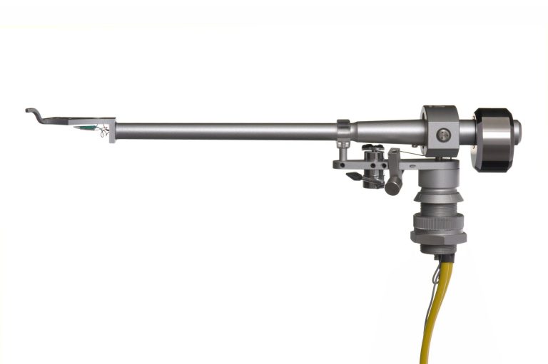Einen silbernen Tonarm Arm One in Vollansicht  und grauem Audio Note (UK) AN-A NF-Kabel (Kupfer) auf weißem Hintergrund.