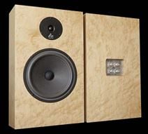 Audio Note UK AN-K Lautsprecher in Olivenholz (Echtholzfurnier) mit einer großen Bassmembran und einem Hochtöner auf schwarzem Hintergrund.