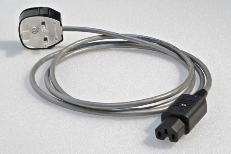 High-End Hi-Fi Netzkabel mit stecker und Buchse, graues Kabel, flexibles Design.
