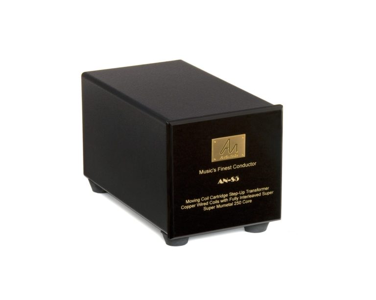 Frontansicht einen Moving-Coil-Step-Up Transformer "AN-S5" für MC-Tonabnehmer mit schwarze Frontplatte und goldene Beschriftung.