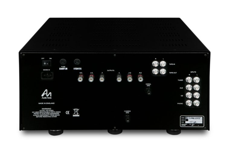 Rückansicht von der Audio Note (UK) Röhren-Vollverstärker "Meishu Tonmeister" mit zahlreichen Anschlüssen.