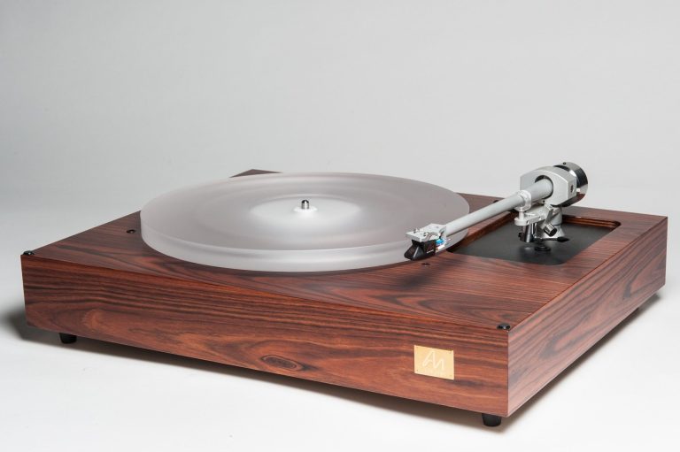 Vinyl-Plattenspieler aus Holz mit transparentem Plattenteller und Tonarm.
