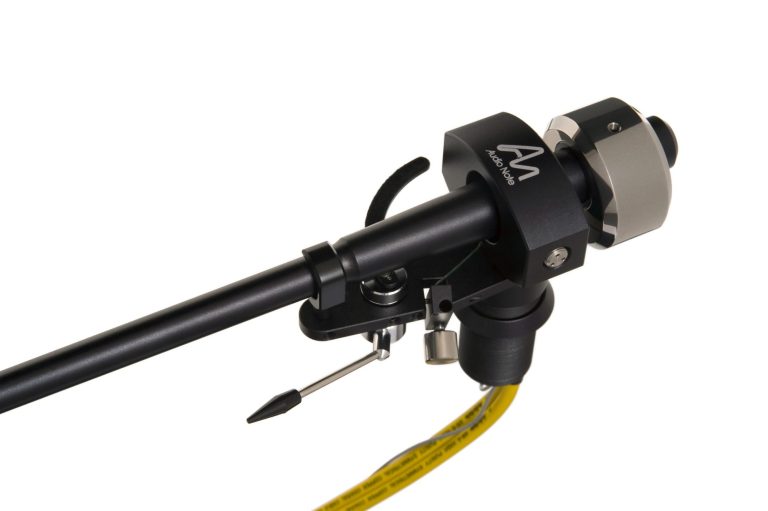 Audio Note Tonarm Schwarzer analoger Tonarm mit aluminium Gegengewicht und gelbes Signalkabel