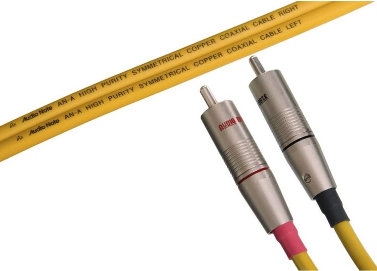 Gelbees NF-Kabel mit zwei Metallsteckern in Rot und Schwarz, für Audioanschlüsse.