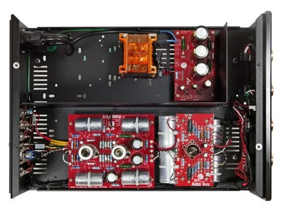 Audio Note (UK) M1 Innenleben Innenansicht eines M1 Vorverstärkers mit roten Platinen sowie Komponenten.