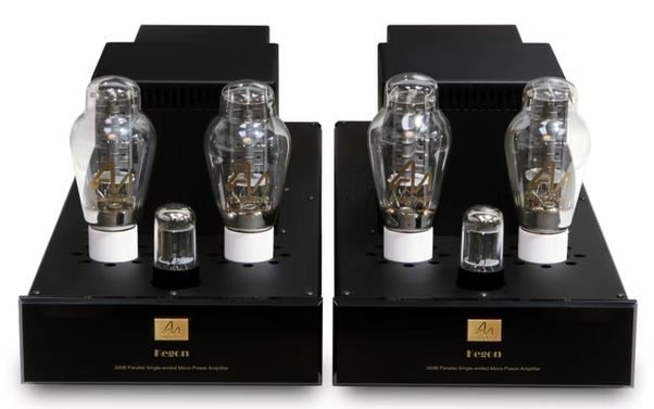 Zwei Audio Note (UK) Monoblöcke "Kegon" Parallel Single Ended Triode mit je zwei 300B Röhen im schwarzem Gehäuse mit goldene Beschriftung.