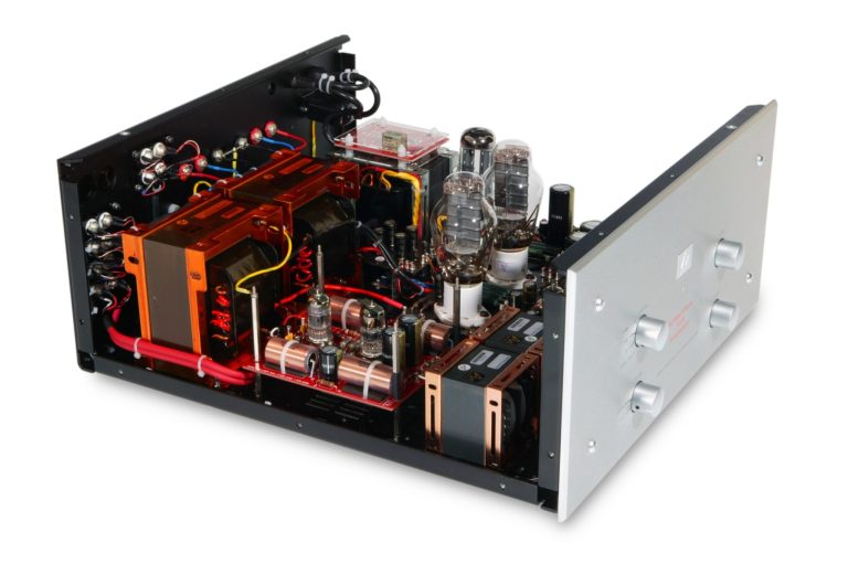 Das Innenleben der Audio Note (UK) Röhren-Vollverstärker "Meishu Tonmeister". Alle Komponenten und Röhren sind sichtbar.