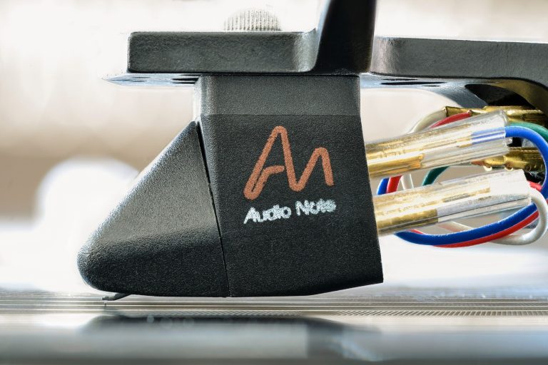 Audio Note MM-Tonabnehmer Nahaufnahme eines Audio Note Tonabnehmers mit bunten Kabelanschlüssen.