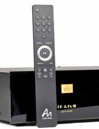 Schwarze Audio Note UK CD-Spieler CD2.1x/II mit goldenem Logo und einem Fernbedienung, auf weißem Hintergrund.