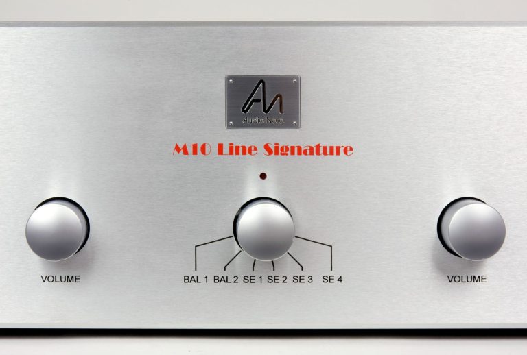 Audio Note (UK) M10 Line-Vorverstärker mit ALuminium Front, drei Drehknöpfen und der Aufschrift "Audio Note M10 Line Signature".