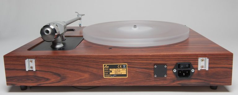 Plattenspieler aus Holz mit transparentem Plattenteller und Tonarm.