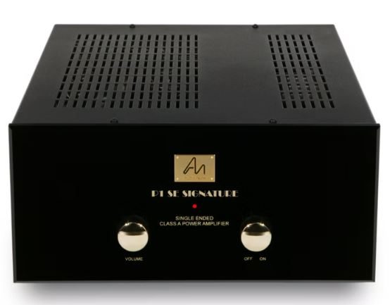 Audio Note (UK) P1 Schwarzer Röhrenverstärker mit Lüftungsschlitzen und zwei großen goldenen Drehknöpfen.