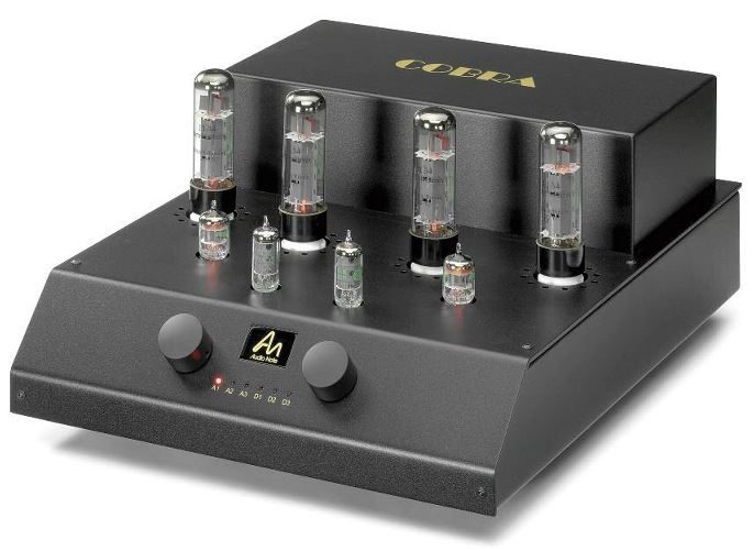 Schwarzer Röhren-Vollverstärker mit mehreren Röhren und Reglern auf der Vorderseite.