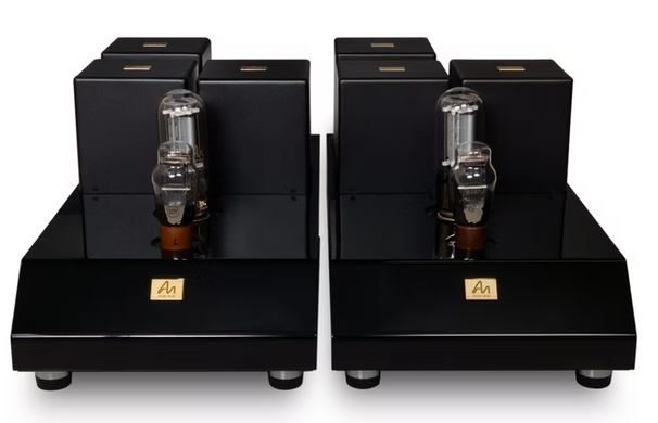 Zwei Audio Note (UK) Monoblöcke "Ongaku Shinguru" Single Ended Triode mit je eine 211 Triode pro schwarze Gehäuse mit goldenes Logo.