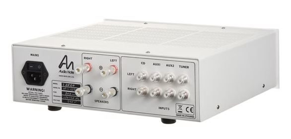 Rückseite der Audio Note (UK) "I Zero" Vollverstärker mit zahlreiche Audioanschlüsse.