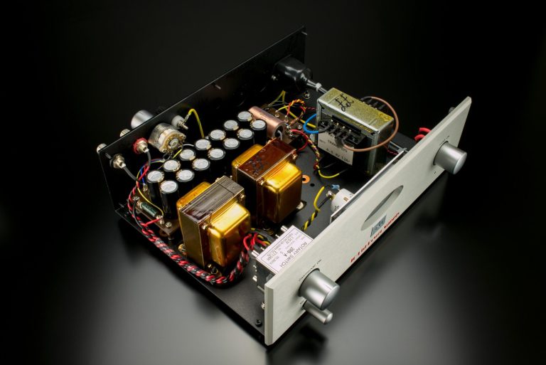 Innenleben des externes Netzteils für Tonabnehmer IO-Ltd. mit mehreren Transformatoren, ELCOs und elektrischen Verbindungen.