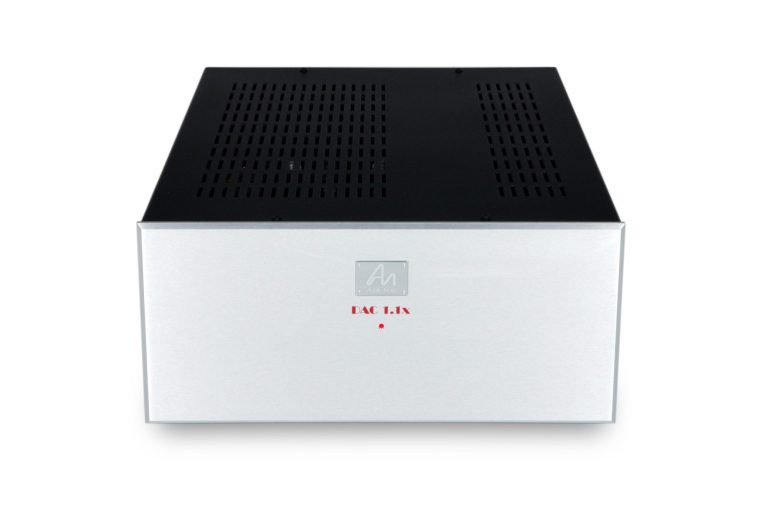 Silbener DAC mit schwarzem Gehäuse und rotem Logo.