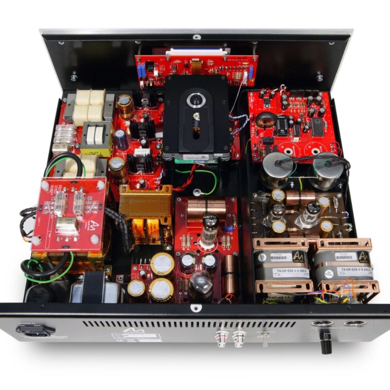 Innenansicht Audio Note (UK) Top-Loader CD-Player mit rote Platinen, Ausgangsübertrager und CD-Laufwerk.