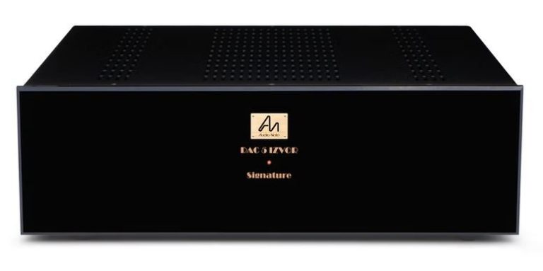 Frontansicht der Audio Note (UK) DAC 5 Balanced im schwarzes Gehäuse, schwarzer Front mit goldene Beschriftung und LED-Leuchte.