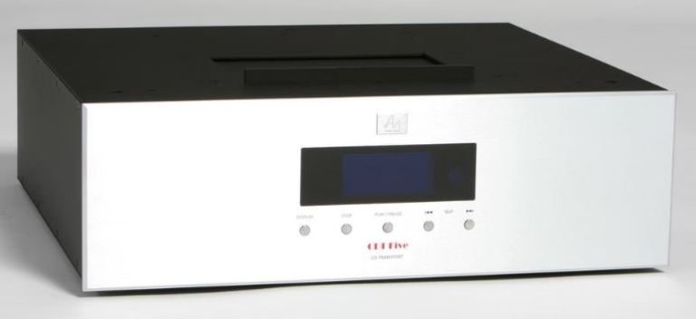 Schwarzer und silberner CD-player mit digitalem Display und Bedienelementen.