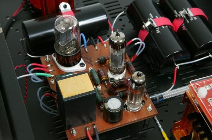 Eine detailreiche DAC Schaltung mit Röhren, Kondensatoren und Kabeln auf einer Leiterplatte.