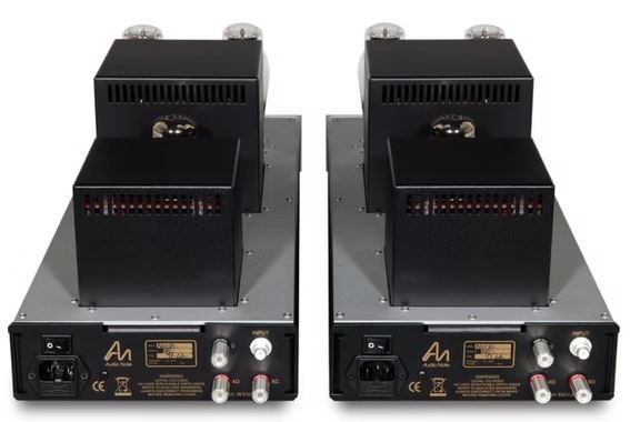Rückansicht der zwei Audio Note (UK) Monoblöcke "Neiro" Parallel Single Ended Triode je 2A3. Zu sehen ist die Signalanschlüsse und Trafos.