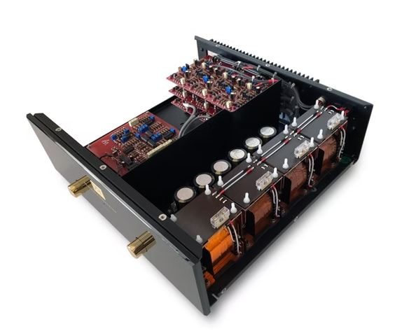 Technisches Gerät mit elektronischen Komponenten und Platinen, offen gelegte Bauweise.