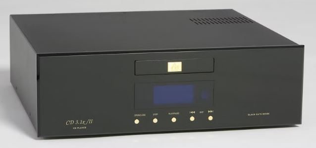 Schwarzer CD-Player mit blauen Display und Steuerknöpfen an der Front.
