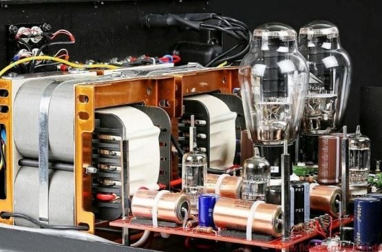 Schwarzer CD-Spieler Audio Note UK "CD 1.1x" mit blauem Display und offener Schublade vorne.