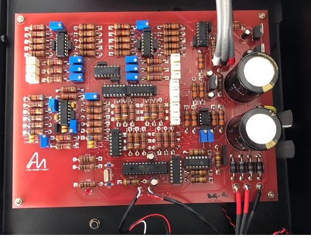 Netzteil Platine mit servobasierten Komponenten und elektronischen Bauelementen.