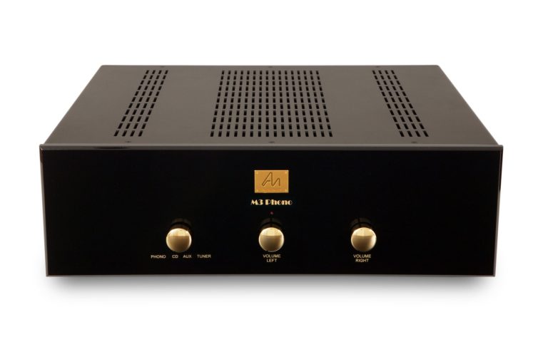 Audio Note (UK) M6 Line/Phono Schwarzer Line/Phono- Vorverstärker mit goldenen Reglern und Lüftungsschlitzen oben.