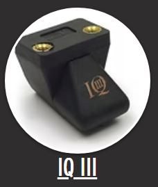 Schwarze Tonabnehmernadel mit goldenen Gewindeeinsätze und eingeprägtem „IQ III“-Logo.