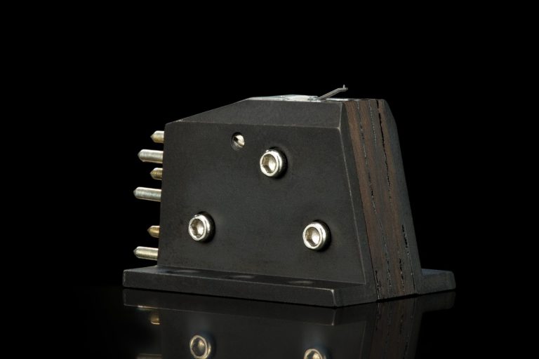 Schwarze Audio Note MC-Tonabnehmer mit mehreren Anschlüssen und Schrauben seitlich.